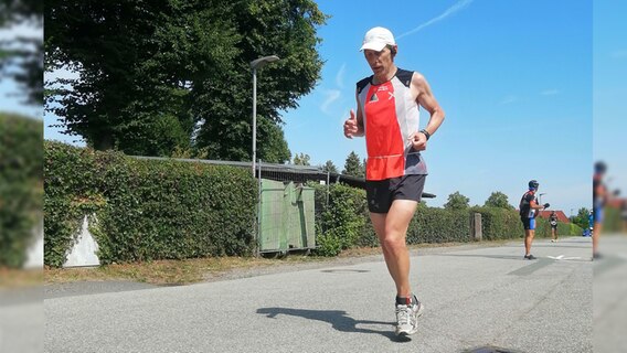 Ein Athlet läuft eine Laufstrecke beim Triathlon © Ole Steffen Foto: Ole Steffen