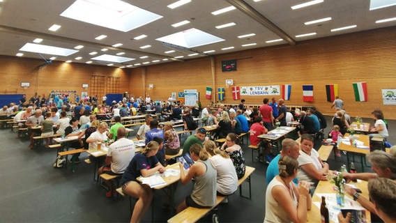 Zahlreiche Menschen sitzen in einer Sporthalle © Ole Steffen Foto: Ole Steffen