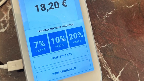 Auf einem EC-Terminal werden verschiedene Beträge für Trinkgeld angeboten © picture alliance/dpa Foto: Gregor Tholl
