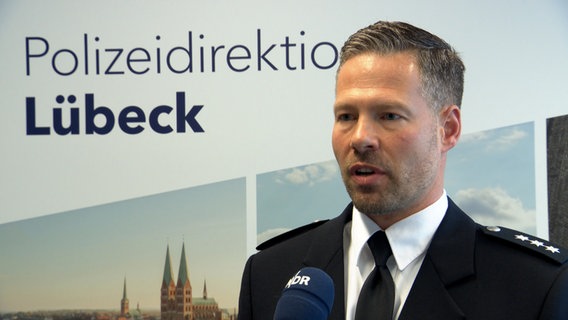 Ulli Fritz Gerlach, der Pressesprecher der Polizeidirektion Lübeck, gibt ein Interview © NDR Foto: NDR Screenshot