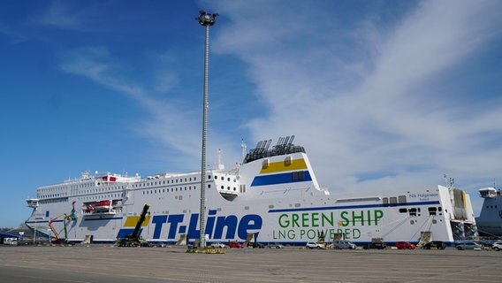 Das Green Ship der TT-Line, die Nils Holgersson, liegt am Hafen. © Hauke Bülow Foto: Hauke Bülow