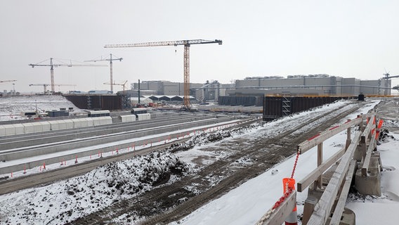 Die Außenansicht der Tunnelelementfabrik in Dänemark bei Schnee. © Phillip Kamke Foto: Phillip Kamke