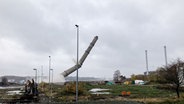 Der Schornstein vom alten Kieler Kraftwerk wird gesprengt. © NDR 
