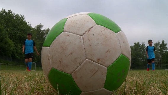Ein Fußball beim Training der E-Jugend-Mannschaft TuS Mettenhof in Kiel. © NDR 