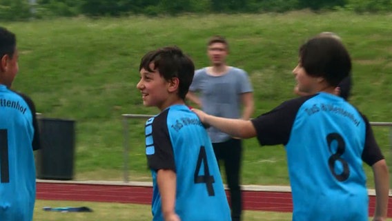 Kinder der Fußball-Mannschaft TuS Mettenhof in Kiel. © NDR 