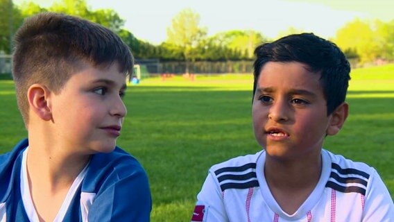 Kinder der Fußball-Mannschaft TuS Mettenhof in Kiel. © NDR 