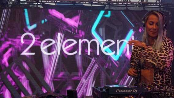 DJane 2Elements performt auf der Bühne an einem DJ Pult. © NDR Foto: Christian Wolf