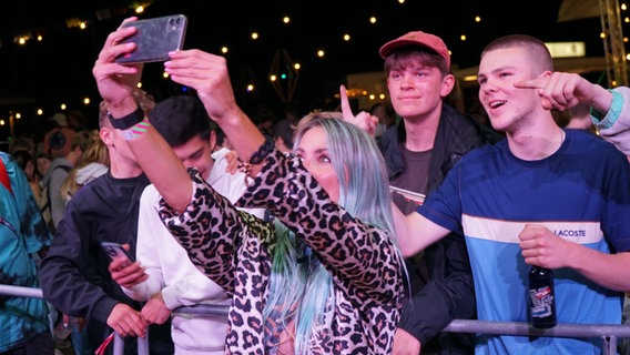 DJ 2Elements knipst ein Selfie mit begeisterten Fans. © NDR Foto: Christian Wolf