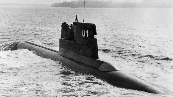 Ein schwarz-weiß-Bild eines U1 U-Boots der Deutschen Bundesmarine ist auf einer Übungsfahrt © dpa Foto: dpa-Archiv
