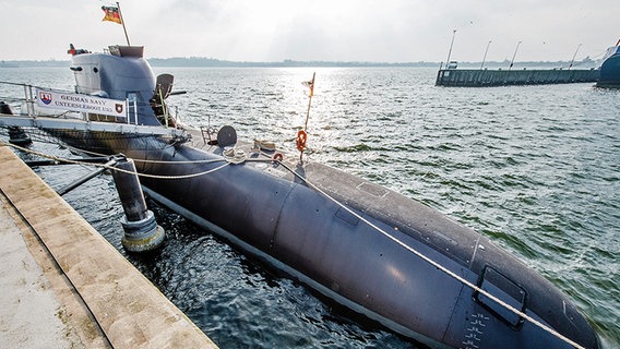Ein Unterseeboot liegt im Marinestützpunkt in Eckernförde. © dpa-bildfunk Foto: Markus Scholz