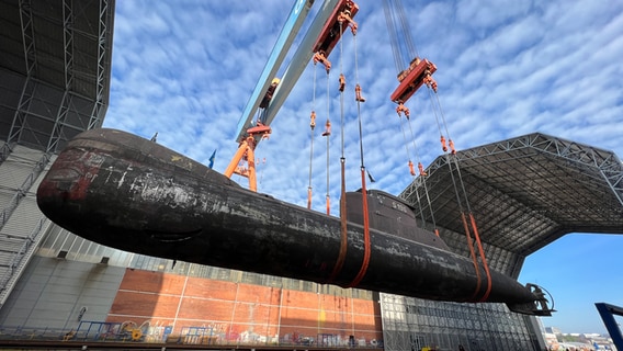 Das U-Boot U17 wird im Kieler Hafen verladen. © Tobias Gellert Foto: Tobias Gellert