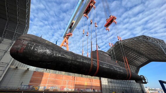 Das U-Boot U17 wird im Kieler Hafen verladen. © Tobias Gellert Foto: Tobias Gellert