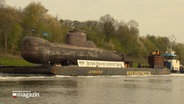 Ein Unterseeboot wird über den Nord-Ostsee-Kanal transportiert. © NDR 