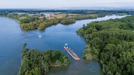 Ein Drohnenfoto es U-Boot Transportes von U17. © dpa-Bildfunk Foto: Andreas Arnold/dpa