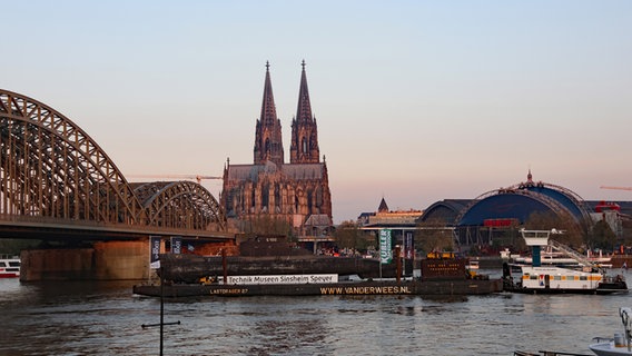 Das U-Boot U17 vor dem Kölner Dom. © picture alliance / Eibner-Pressefoto Foto: Jürgen Augst
