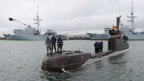 U-Boot U17 mit Besatzung im Mai 2010.
Die Besatzung des Unterseebootes 17 wirft am Freitag (07.05.2010) im Marinehafen im schleswig-holsteinischen Eckernförde die erste Leine zum Anlegemanöver. Vier Monate waren die Männer im "Operation Active Endeavour" genannten Anti-Terror-Einsatz der Nato im Mittelmeer unterwegs. Foto: Carsten Rehder dpa/lno ++ © dpa-Bildfunk Foto: Carsten Rehder