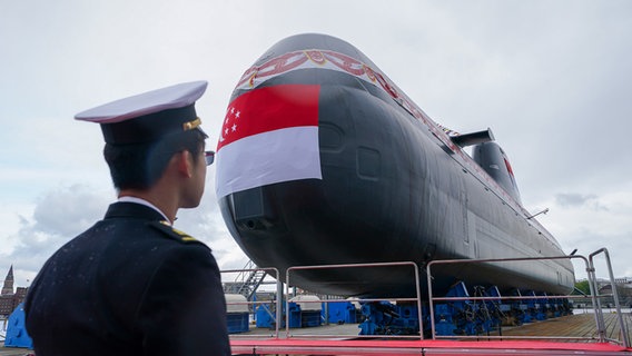 Ein Marinesoldat steht vor einem singapurischen U-Boot. © dpa-Bildfunk Foto: Marcus Brandt