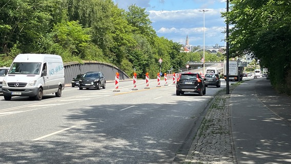 Die Bundesstraße 404 bei Kiel. Die Brücke zur B76, der "Überflieger" ist gesperrt. © NDR Foto: Daniel Kummetz