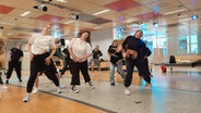 Im Übergangshaus Karstadt Sport in Lübeck finden unter anderem Hiphop-Kurse statt. © NDR Foto: Astrid Wulf
