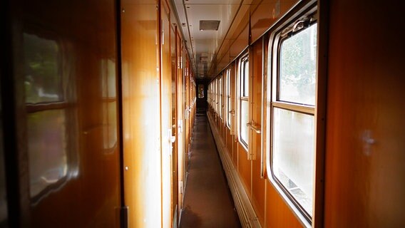Ein Gang eines Bahnwagens © NDR Foto: Maja Bahtijarevic
