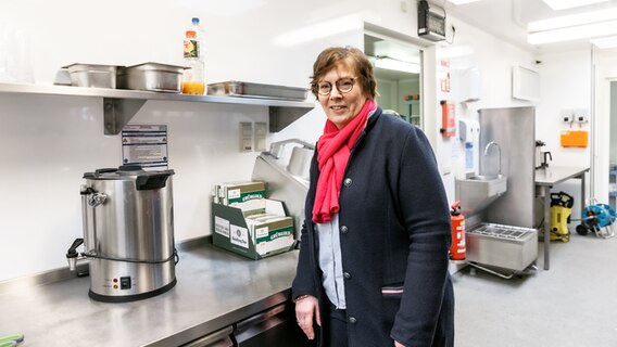 Sabine Sütterlin-Waack steht in einer innerhalb eines Tages errichteten Großküche, mit der Kapazität für rund tausend warme Mahlzeiten täglich, in der Landesunterkunft für Flüchtlinge in Bad Segeberg. Sabine Sütterlin-Waack steht in einer innerhalb eines Tages errichteten Großküche, mit der Kapazität für rund tausend warme Mahlzeiten täglich, in der Landesunterkunft für Flüchtlinge in Bad Segeberg. © dpa-Bildfunk Foto: Markus Scholz