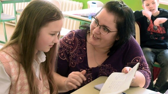 Ein ukrainisches Mädchen bekommt in einer Klasse Deutschunterricht.  Foto: Waltraud Grubitzsch