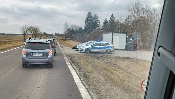 Autos stehe auf der Fahrbahn in Polen bei einer Polizeikontrolle kurz vor der polnisch-ukrainischen Grenze.  