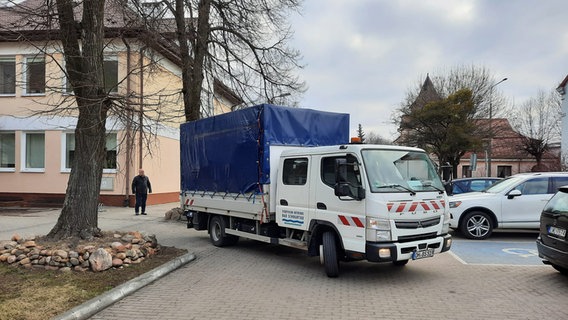 Ein kleiner Transporter mit deutschem Kennzeichen biegt in eine Straße im polnischen Wlodawa ab. © NDR Foto: Hauke Bülow