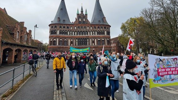 Mitarbeitende des UKSH Lübeck streiken vor dem Holstentor. © NDR Foto: Julian Marxen