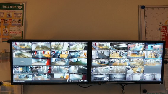 Zwei Monitore auf dennen die Bilder der Überwachungskameras angezeigt werden. © NDR Foto: Hauke Bülow