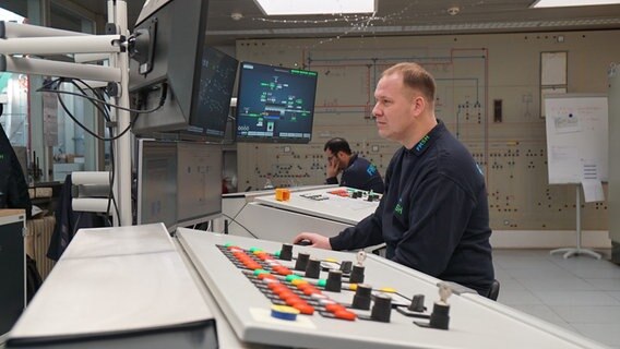 Daniel Scholz sitzt vor mehreren Monitoren. © NDR Foto: Hauke Bülow
