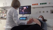 Eine Ärztin untersucht eine schwangere Frau. © NDR 