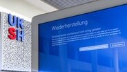 Eine Informations·tafel im Universitäts·klinikum Schleswig-Holstein zeigt an: Die Informations·tafel funktioniert nicht richtig. © Markus Scholz/dpa 