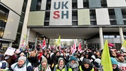 Viele Beschäftigte stehen vor dem UKSH und streiken. © picture alliance/dpa Foto: Carsten Rehder