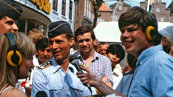 Hörfunk-Reporter des NDR bei einer Live-Reportage in Husum in den 80er-Jahren. © NDR 