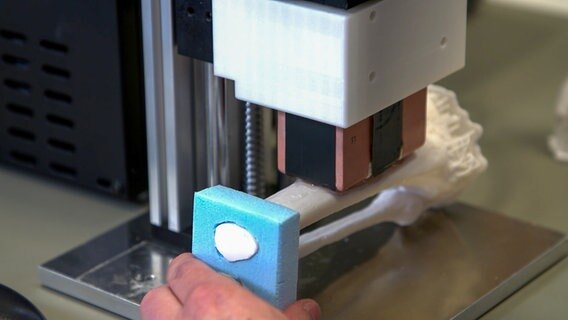 Ein speziell entwickelter Sensor liegt an einem Knochenmodell bei einem Versuch an der Technischen Fakultät der CAU Kiel. © NDR 