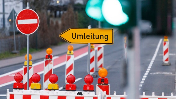 Auf der abgesperrten Straße steht ein Schild mit der Aufschrift "Umleitung". © picture alliance/Geisler-Fotopress Foto: Christoph Hardt/Geisler-Fotopres