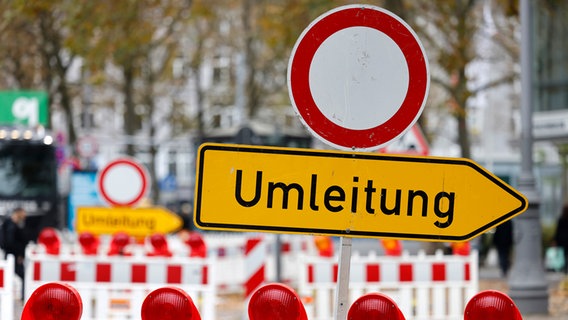 Ein Verkehrsschild Umleitung steht an einer Baustelle. Ein Verkehrsschild Umleitung steht an einer Baustelle. © Christoph Hardt Foto: Christoph Hardt