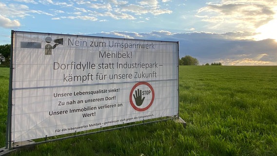 Ein Banner gegen TenneT NordHub in Agethorst © Joana Rohde, Bürgerinitiative Mehlbek Foto: Joana Rohde