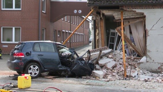 Ein Fahrzeug prallte in ein Firmengebäude in Raa-Besenbek (Kreis Steinburg).  
