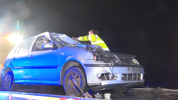 Ein Unfallwagen wird zum Abschleppen bereit gemacht.  