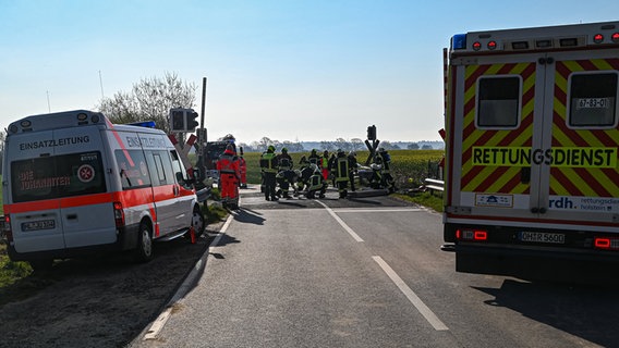 Einsatzkräfte des Rettungsdienstes und der Johanniter sind nach einem tödlichen Unfall an einem Bahnübergang zwischen Bockholt und Röbel (Kreis Ostholstein) im Einsatz. © Arne Jappe Foto: Arne Jappe
