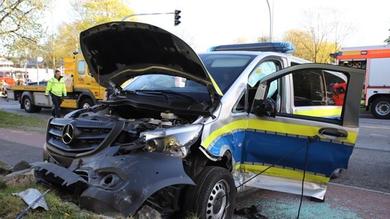 Ein zerstörter Streifenwagen steht am Straßenrand. © Florian Sprenger Foto: Florian Sprenger