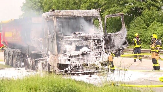 Ein ausgebrannter Lkw steht auf der A23 © TV News Kontor 