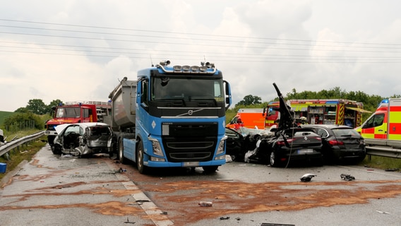 Unfall mit 6 Fahrzeugen auf der A21 bei Wankendorf (Kreis Plön) nach einem schweren Hagelschauer. © NDR Foto: Daniel Friederichs