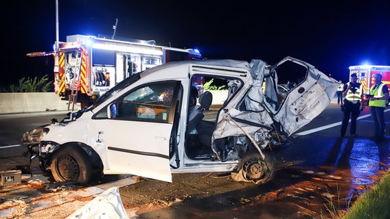 Die stark beschädigten Autos nach dem Unfall auf der A7. © Westküsten-News Foto: Westküsten-News