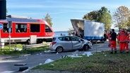 Eine Regionalbahn steht nach einem Zugunfall neben zwei zerstörten Fahrzeugen in Eckernförde © Benjamin Nolte Foto: Benjamin Nolte