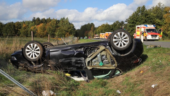 Ein Pkw liegt im Straßengraben an der L103 nach dem es sich überschlagen hat. © Westküsten-News Foto: Florian Sprengr