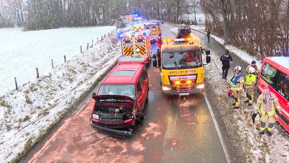 Die gesicherte Unfallstelle in Quickborn mit einem schwer beschädigten VW-Bus, mehreren Krankenwägen und der Feuerwehr. © TV News Kontor Foto: TV News Kontor
