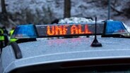 Polizeiwagen mit Blaulicht und LED-Schrift, Unfall. © xFotostandx/xGelhotx 